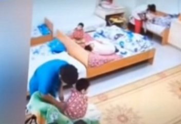 Интернаттағы мүгедек балаларды күні бойы көндігу көйлегін кигізіп, байлап ұстаған (видео)