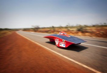 Күннен қуат алатын көліктер Австралиямен жүріп өтті (видео)