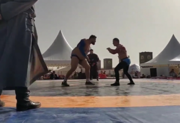 Поединок американца-гиганта и миниатюрного бурята в Саудовском Арабий вызвал ажиотаж (видео)