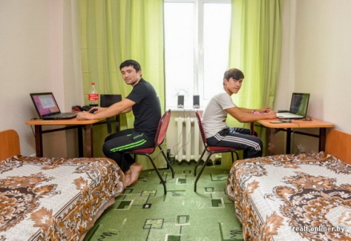 Туркменистан: Фото родителей над кроватью студентов теперь обязаловка