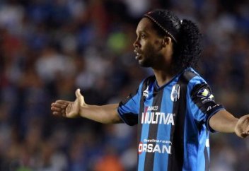 Ескі қулығын қайталамақ болған Роналдиньоны төреші жазалады