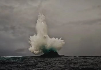 «Невозможную волну» запечатлели на видео у побережья Австралии (фото+видео)
