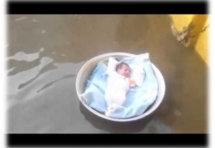Во время наводнения в Йемене мать спасла младенца, положив его в таз (видео)