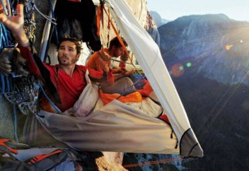 Жартасқа өрмелеушілер тауда қалай түнейді (фото)