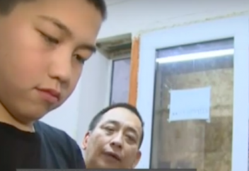 Қарағандыда 12 жасар бала техника жөндеп науқас әкесін өз күшімен бағып жатыр