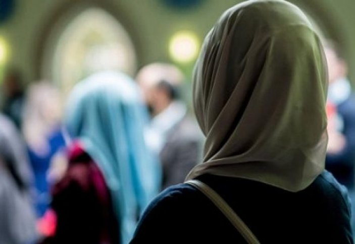Должна ли рабиба надевать хиджаб перед “приемным отцом”?