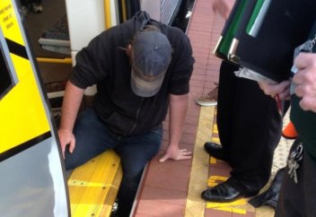 Әлемде түрлі қызық бар: Платформа мен пойыздың арасына аяғы қысылып қалған жолаушы қалай құтқарылды?