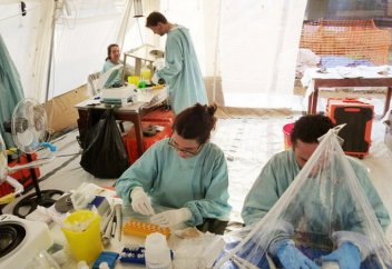 Эбола безгегімен күрескен дәрігердің өзі осы вирусты жұқтырып алды