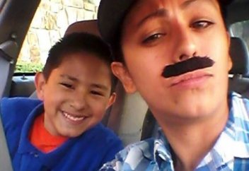 Жалғызбасты ана ұлына әкесін жоқтатпау үшін мектепке ер адамша киініп келді (фото)