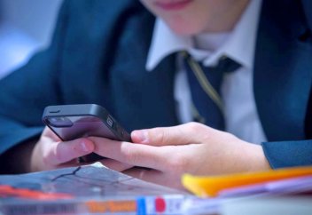 Токаев подписал закон о запрете сотовых телефонов во время уроков в школах