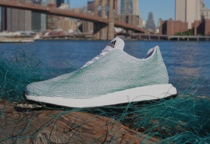 Adidas мұхиттағы қоқыстардан аяқ киім тігуді қолға алды