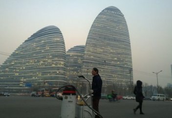 Қытайлық суретші қою түтіннен кірпіш жасау үшін 100 күндей Бейжің ауасын шаңсорғышпен жиған (ФОТО)