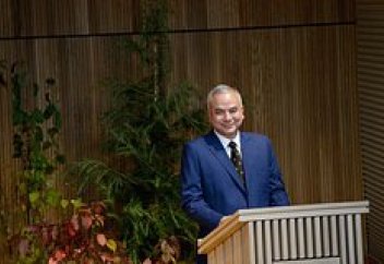 Женщину арестовали после попытки обнять султана