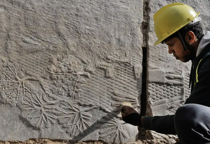 В Ираке на руинах снесенных боевиками древних ворот нашли плиты с резьбой ассирийцев