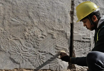 В Ираке на руинах снесенных боевиками древних ворот нашли плиты с резьбой ассирийцев