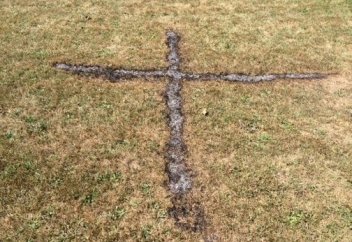 Жаһан: Мешіт ауласында айшық салып кетті