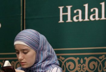 Как обеспечить себя халяльным питанием в поездке?