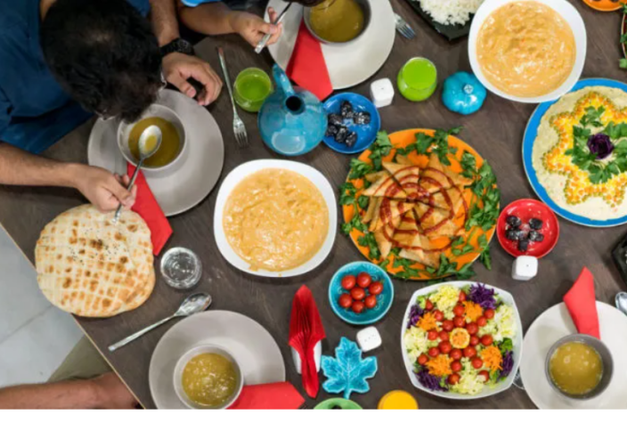 Месяц поста или пиршеств? Самоограничение и расточительство в Рамадан