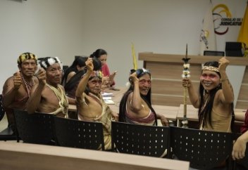 Амазонка тайпасы жерін мұнай компаниясынан қалай қорғап қалды