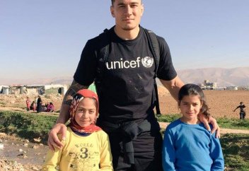 Известный регбист-мусульманин посетил лагерь беженцев