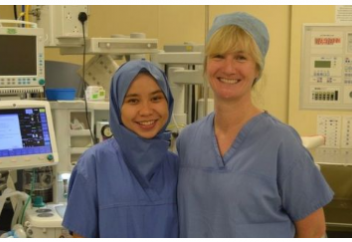 Мұсылман хирург әйелдерге арналған залалсыздандырылған, бір жолғы пайдаланылатын хижаб