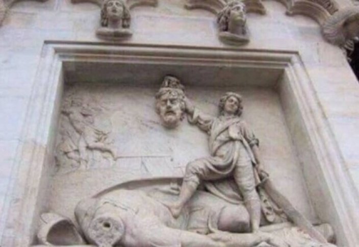 Гравюра на церковном фасаде в Милане, демонстрирующего воина с отрубленной головой врага