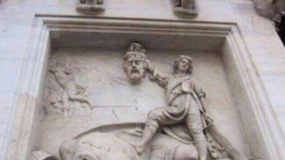 Гравюра на церковном фасаде в Милане, демонстрирующего воина с отрубленной головой врага