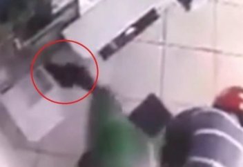 Шартарап: Бразилияда банк тонамақшы болған ер адам күлкіге қалды