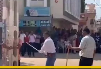 Полиция устроила публичную порку мусульман. Индуисты ворвались в мечеть и осквернили ее