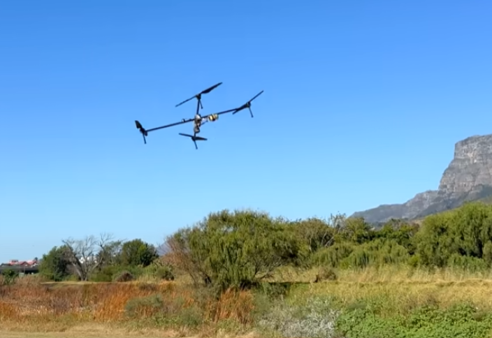 Күн энериясымен жұмыс істейтін квадрокоптер бес сағаттан аса ұшты (видео)