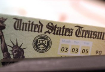 Кому принадлежит долг США?