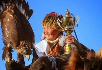 Қыран баптаған қыз