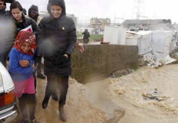 Анджелина Джоли посетила лагерь сирийских беженцев в Ливане (фото, видео)