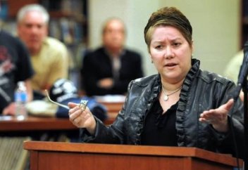 Мұсылмандарға тіл тигізгені үшін жылы орнымен хош айтысты