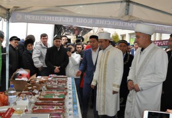 АЛМАТЫДА АЛҒАШ РЕТ ХАЛАЛ ЖӘРМЕҢКЕ ӨТІП ЖАТЫР (ФОТО)