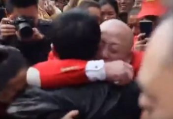 Бала күнінде жоғалып кеткен ер адам 31 жылдан соң ата-анасымен қауышты (видео)