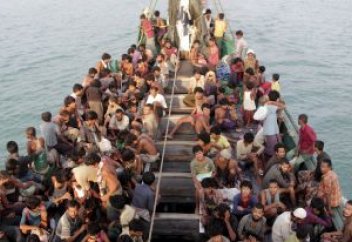 Рохиньялық мұсылмандарды су шайып кететін аралға қуып жатыр