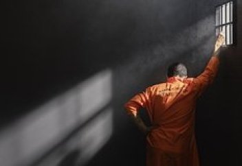 Власти европейской страны решили освободить из тюрем сотни насильников и педофилов