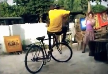 Велосипедтің құлағында ойнайды (видео)!