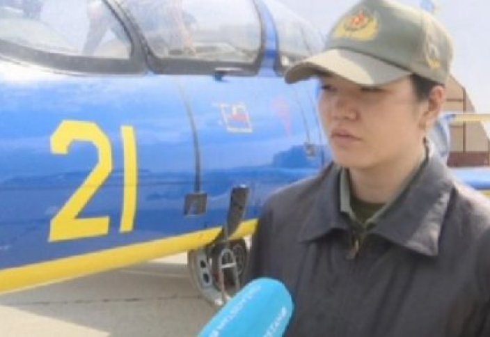 Единственная в Казахстане девушка-летчик рассказала, как управляет истребителем (видео)