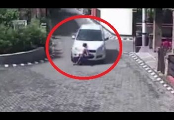 Көлік астына түскен баланы періштесі қақты (ВИДЕО 18+)