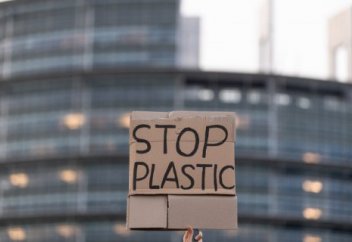 Таяу жылдары пластикті өндіру мен пайдалануға басы бүтін тыйым салынады