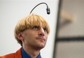 Дальтониктің басына антенна орнатылды (видео)