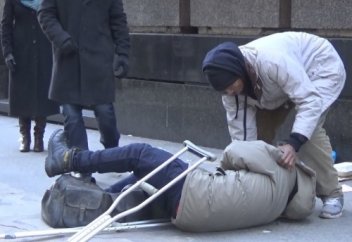 Киіміне қарай көмектесетін заман екен ғой! Соңғы жағы жылатады...