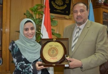 Впервые девушка переписала весь Коран