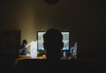 Ғалымдар түнде жұмыс істеудің қаупін айтты