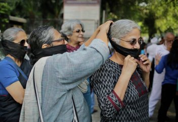 Писатели и поэты Индии вышли на митинг с призывом к мирному сосуществованию религий