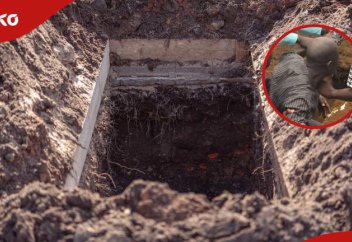 Скорбящие удерживают отца, угрожая прыгнуть в детскую могилу во время похорон