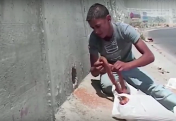 «Өмір жолы» - блокадада қалып қойған палестиналықтарға нан жеткізетін қуыс осылай аталады (видео)