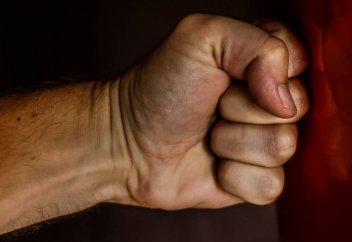 Тренер жестоко обращался со спортсменками в Жанаозене (видео)